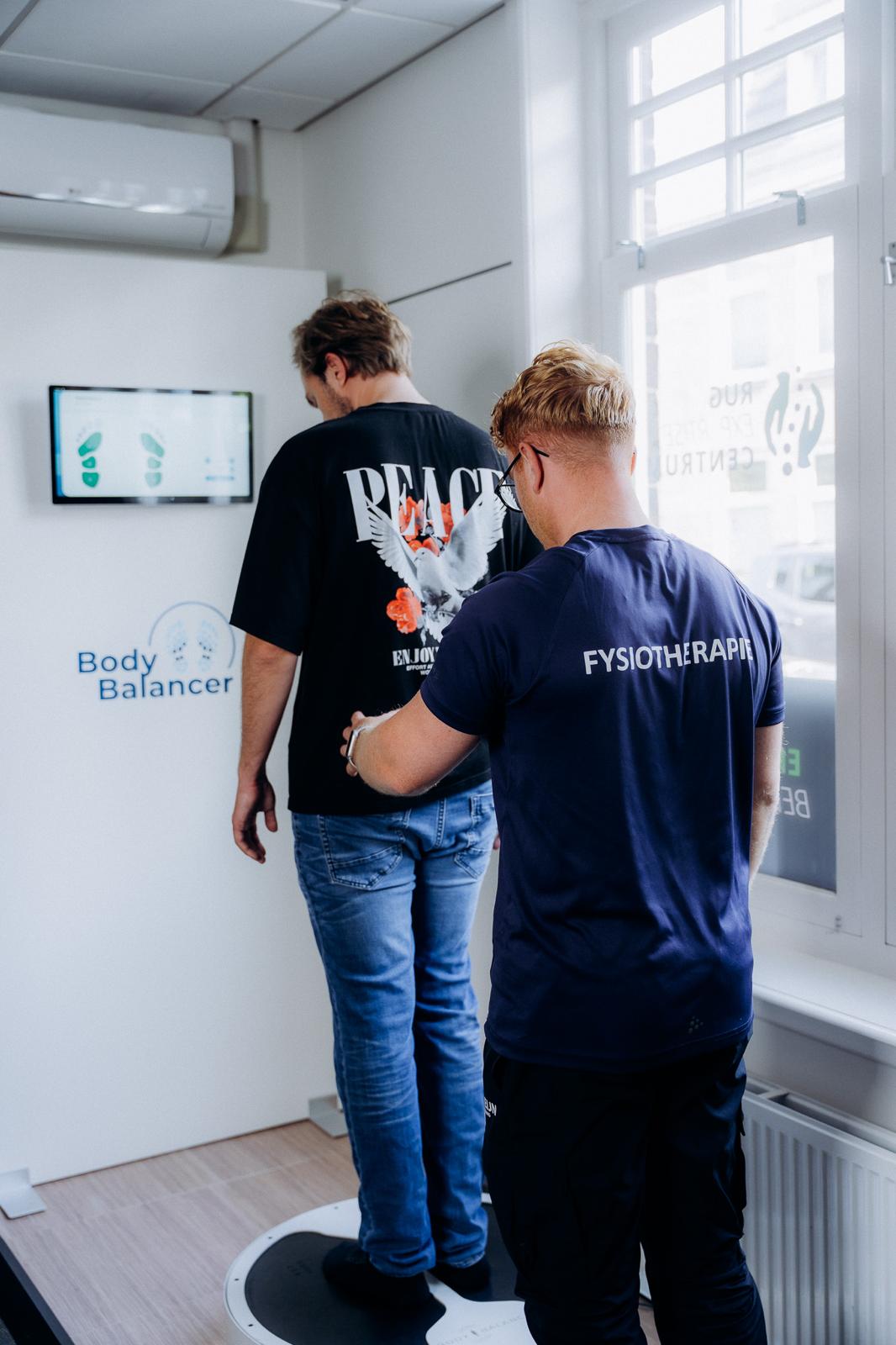 Thom Romeijn onderzoekt een cliënt met de Body Balancer in zijn praktijk in Breda